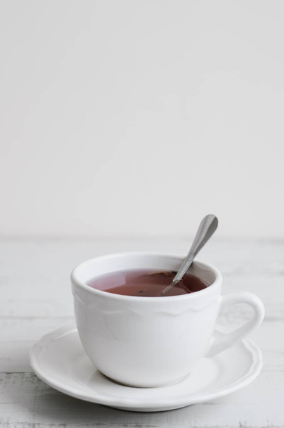 Чашка чая гибискуса на деревянном столе, копировальное место. Концепция чайного перерыва. Здоровый травяной напиток
 - Фото, изображение