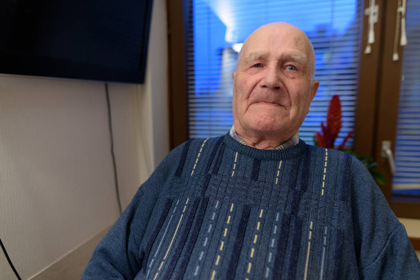 älterer Mann entspannt sich im Pflegeheim in Turku, Finnland - Foto, Bild