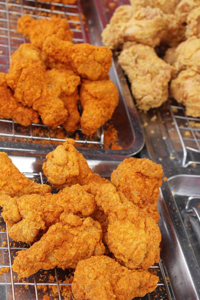 Sült csirke, utcai étel-ban ízletes - Fotó, kép