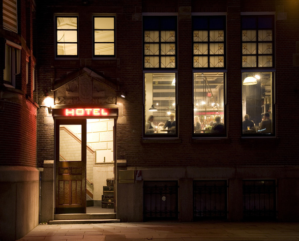 Hotellin sisäänkäynnin avoin ovi Rotterdamissa, Hollannissa
 - Valokuva, kuva