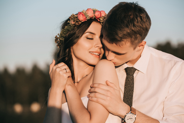 csók park gyönyörű mosolygó menyasszony fiatal vőlegény - Fotó, kép