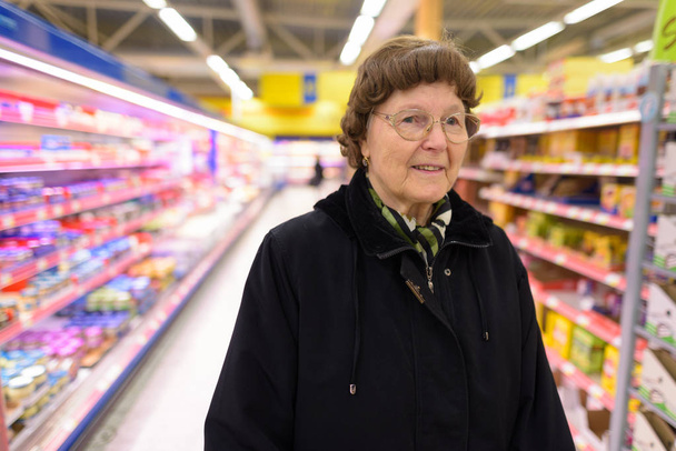 schöne Seniorin beim Einkaufen im Lebensmittelgeschäft - Foto, Bild