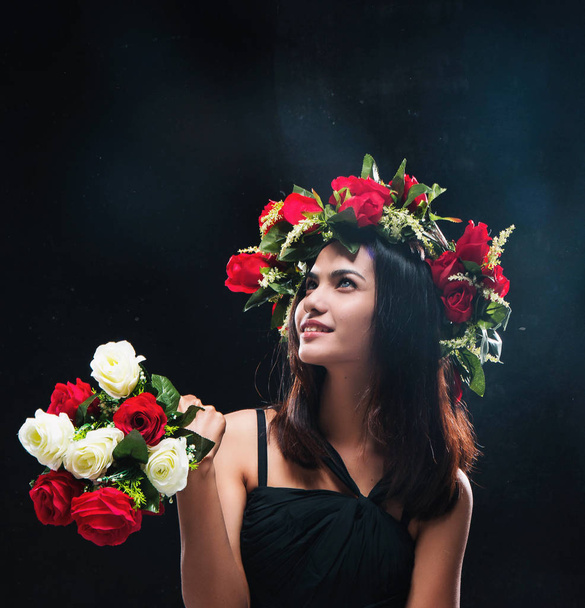 Abstrakti taiteen suunnittelu tausta kauneus nainen musta mekko ruusu kruunu ja ruusu kimppu, tarkastellaan vasemmassa yläkulmassa tausta hymyillen ja onnellinen kasvot
, - Valokuva, kuva