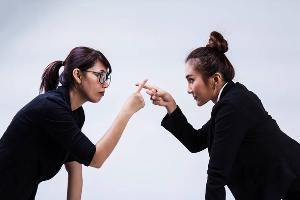 Дві ділові жінки борються за роботу. Ділові переговори зазнали невдачі, не мають успіху, не можуть працювати разом. від'ємні емоції
 - Фото, зображення