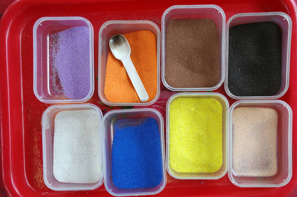 Värikäs hiekka jauhe käytetään piirtää, leluja lapsille
 - Valokuva, kuva