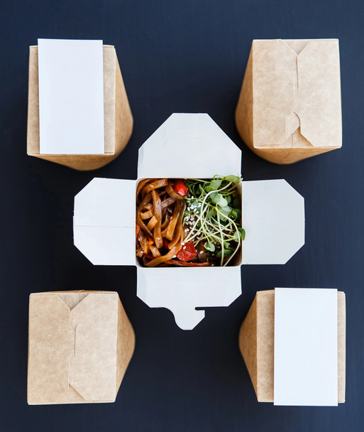 配信ボックスで中華鍋ベジタリアン麺 - 写真・画像