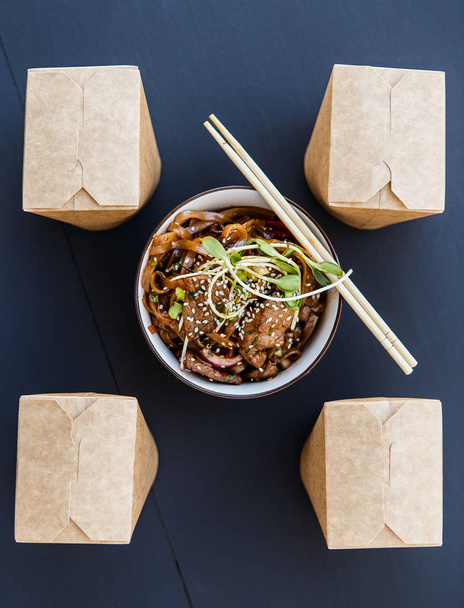 "Wok" un beef noodle ile dağıtım kutuları - Fotoğraf, Görsel