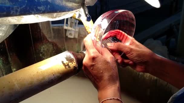 Werknemers tonen waait glasproducten van glas en maken. Het vergt veel van kunstenaarschap en verfijning. - Video
