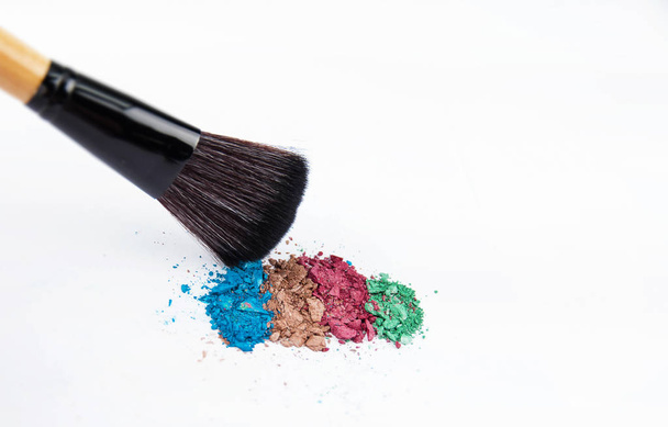 Közelkép a színes eyeshadow, háttér, pigment és csillogó termék megjelenítése - Fotó, kép