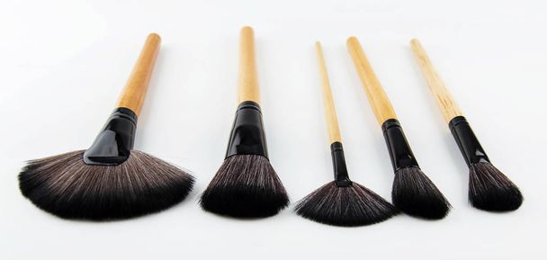 O conjunto de pincéis de maquiagem colocar em fundo branco. os vários escovas de cosméticos profissionais para maquiagem
. - Foto, Imagem