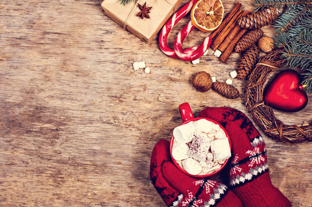 Geschenk, Tannenzweig, Nüsse, Zapfen, Kakao, Kaffee, kuschelige Strickdecke. Winter, Neujahr, Weihnachtsstillleben - Foto, Bild