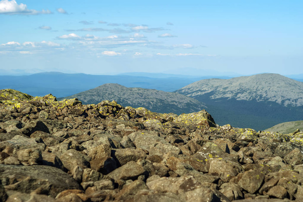 bezdrzewne kamień gruntowego na szczytach gór Uralu Północnej - Zdjęcie, obraz