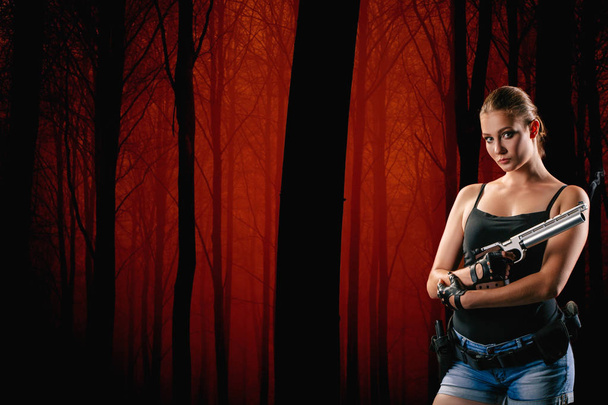 Военная женщина с пистолетом на черном фоне
 - Фото, изображение