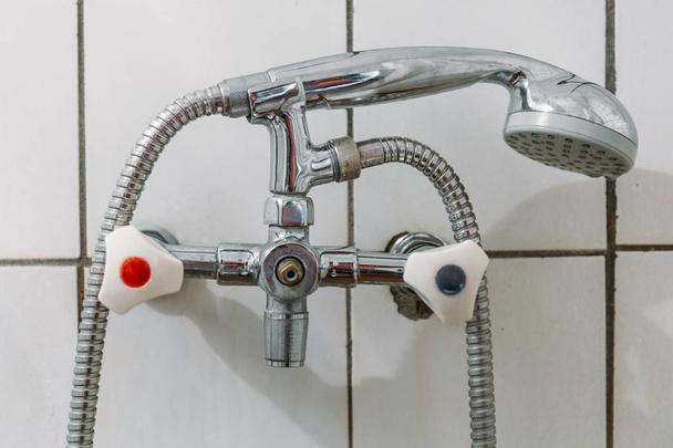 Régi acél zuhany csaptelep fehér vintage csempe háttér - Fotó, kép