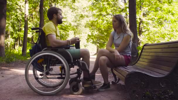Giovane disabile uomo con la moglie in una passeggiata nel parco
 - Filmati, video