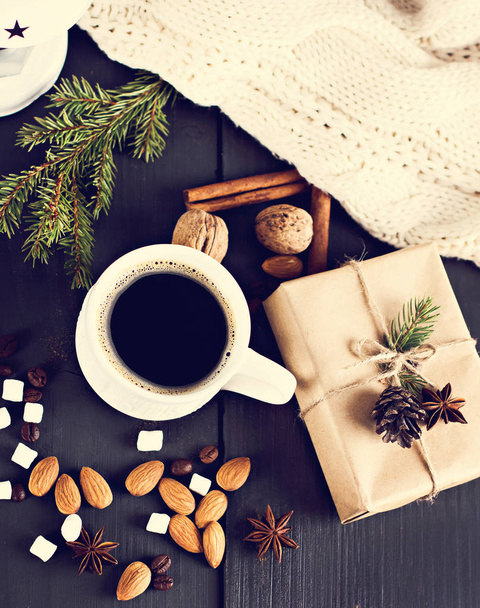 Cacao, café, cadeau, branche de sapin, noix, cônes, couverture tricotée confortable
.  - Photo, image