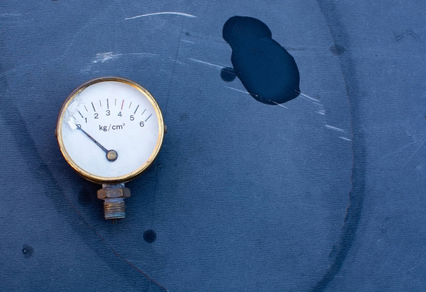 Equipo de plomería de medidor de presión en mesa oscura al aire libre
 - Foto, imagen
