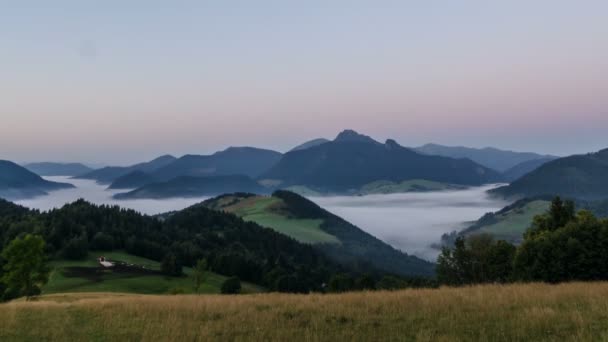 Sommersonnenaufgang über den Bergen im Zeitraffer - Filmmaterial, Video