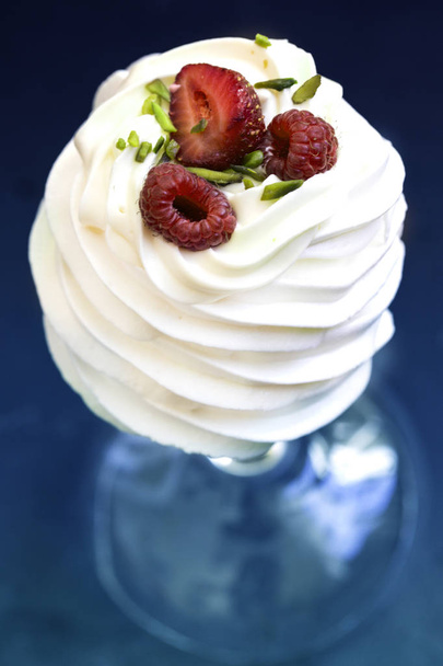 Pavlova cakes with cream and fresh summer berries - Valokuva, kuva
