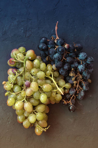 Frutti sani Uve da vino rosse e bianche. Uve da vino rosso e bianco su fondo nero
  - Foto, immagini
