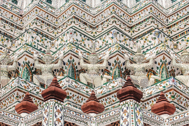 Estatuas de Demon Guardian en Wat Arun en Bangkok, Tailandia
 - Foto, imagen