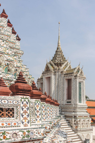 Detail of intricate ceramic wall with chedi and sky as background in Wat Arun. Bangkok, Thailand. - Fotoğraf, Görsel