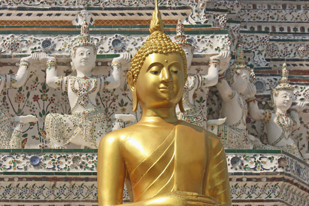 Golden buddha statue with background of decorative figures on stupa in Wat Arun. Bangkok, Thailand - Foto, imagen