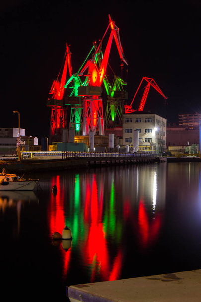 プーラ、クロアチア、持つクレーンは別のライトで夜点灯している"Uljanik"の造船所 - 写真・画像