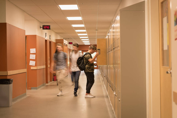 Estudiantes universitarios caminando por el pasillo de la universidad
 - Foto, Imagen