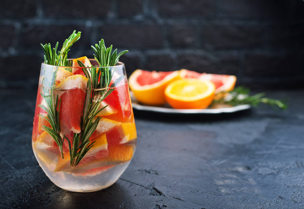 Grapefruit and rosemary gin cocktail, refreshing drink with ice. - Valokuva, kuva