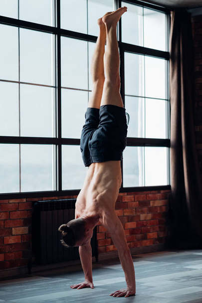 yoga strength training fitness lifestyle handstand - Zdjęcie, obraz