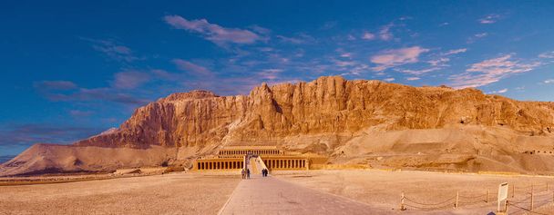 Храм цариці Хатшепсут. Вид на храм у скелі в Єгипті. - Фото, зображення