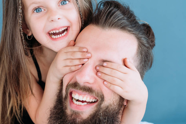 surprise fun laugh family leisure girl cover eyes - Valokuva, kuva
