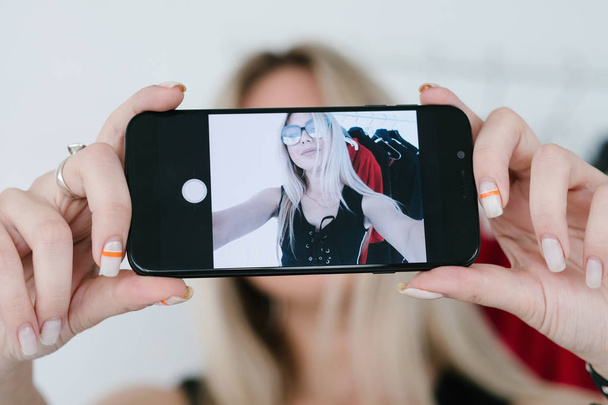 mobile photography selfie girl blogger lifestyle - Fotó, kép