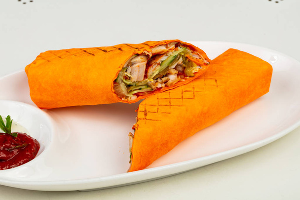 Shawarma with meat and vegetables - Foto, afbeelding