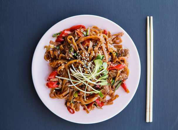 Un piatto di tagliatelle di manzo wok
 - Foto, immagini