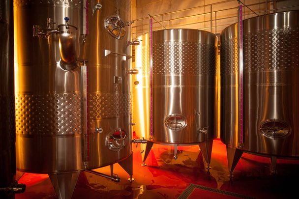 Kolor obrazu niektóre Zbiorniki stalowe w piwnicy winiarskiej. - Zdjęcie, obraz