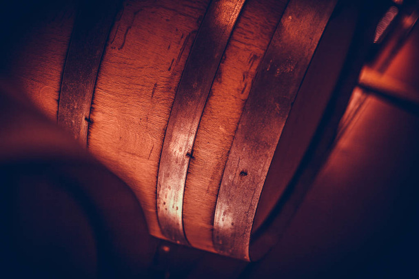 Close-up shot van wat wijn vaten in een kelder. - Foto, afbeelding