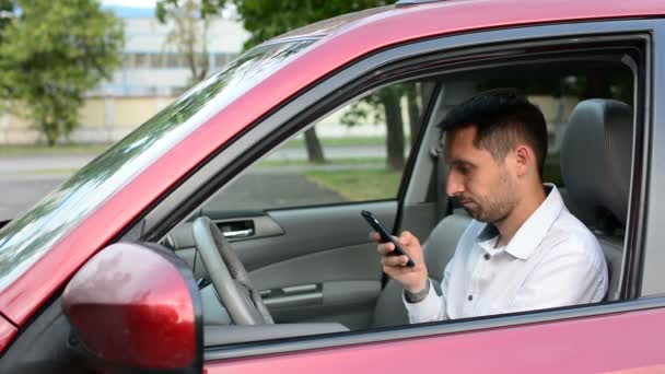 Jonge bestuurder wordt ongeduldig, wachten in zijn auto en tekenen van frustratie. - Video