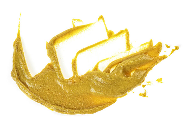 Желтый горчичный соус, распространяется изолированно на белом фоне. Вид сверху
. - Фото, изображение