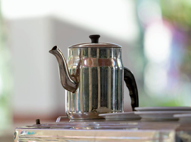 Металевий чайник, крупним планом
 - Фото, зображення