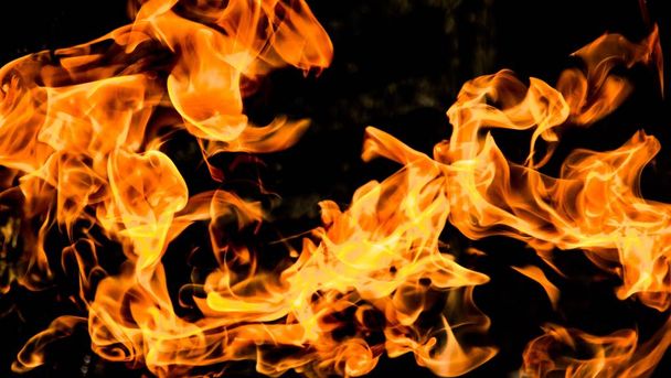 queimando chamas de fogo em um fundo preto - Foto, Imagem