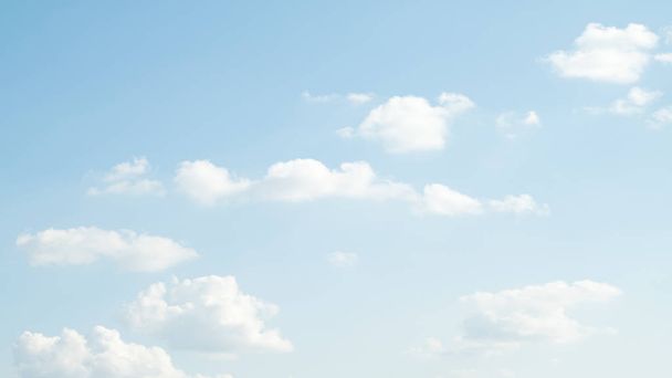 witte wolken op een blauwe hemel op zonnige dag - Foto, afbeelding