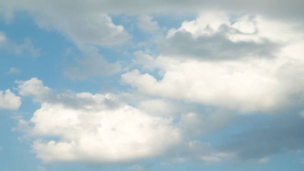 белые облака на голубом небе в солнечный день
 - Фото, изображение
