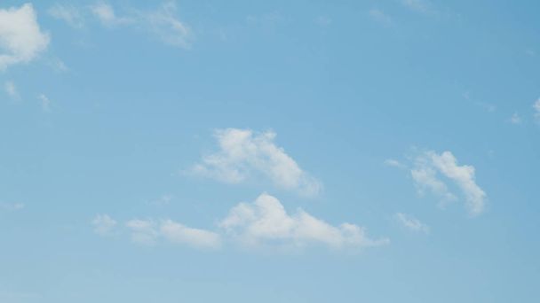 bílé mraky na modré obloze na slunečný den - Fotografie, Obrázek