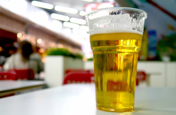 μπύρα σε ένα πλαστικό κύπελλο - Φωτογραφία, εικόνα