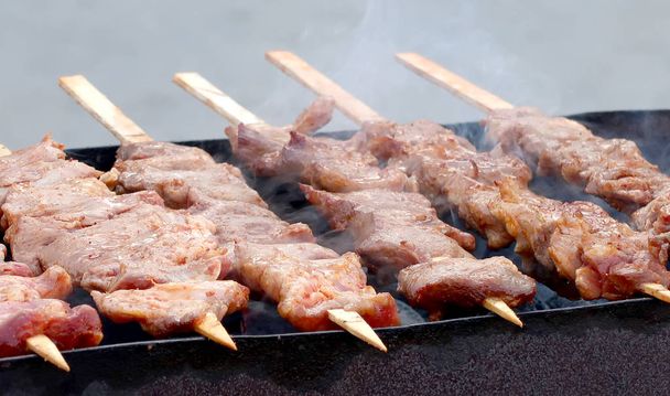 Szaszłyki z mięsa na drewniane szpikulce - Zdjęcie, obraz