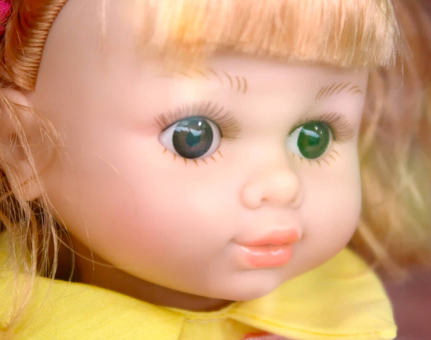 Портрет обличчя ляльки, крупним планом
 - Фото, зображення