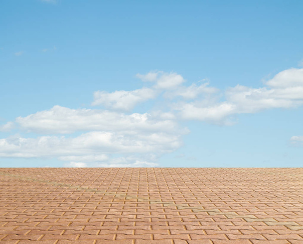 Pflastersteine gegen den Himmel mit Wolken Hintergrund - Foto, Bild