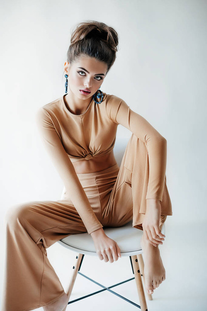 ritratto di bella giovane donna bruna con trucco in abiti di moda
 - Foto, immagini